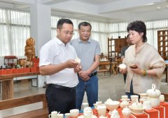 方俊钦细致领会新型陶瓷釉方研发工做
